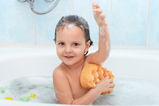 Unbedenkliches Kindershampoo zum waschen und duschen von Babys