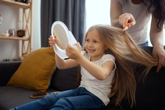 Haare kämmen und pflegen bei Jungen und Mädchen Haarpflege