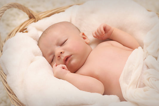 wie-viel-schlaf-brauchen-babys-mittagsschlaf-dauer-laenge-kinder