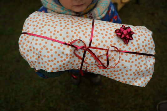 Verschiedene Geschenkideen für Kinder, wie farbenfrohes Spielzeug, kreative Bastelsets und spannende Spiele, arrangiert in einer einladenden Szene.