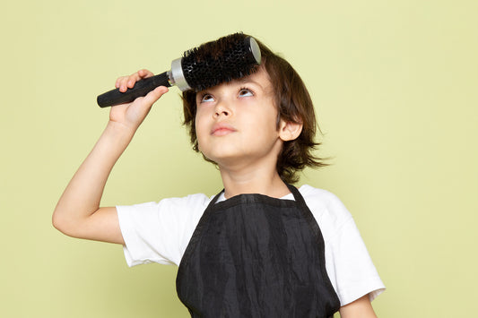 Junge-gestylte-gesunde-Haare-Haargel-Kosmetik-für-Kinder-stylisch-glänzend-sanft-natürlich-fröhlich.