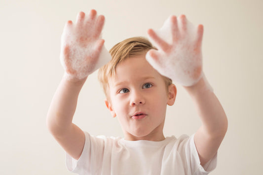 Mädchen-lange-gesunde-Haare-Kindershampoo-Kosmetik-für-Kinder-glänzend-weich-natürlich-mild-fröhlich.