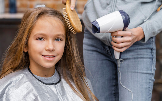 Entwirren von verknoteten Kinderhaaren Leichtkämmspray und Leave-In Conditioner