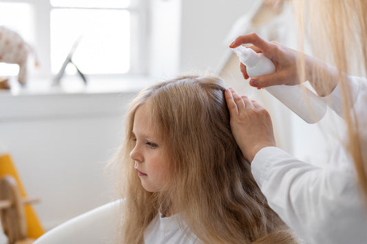 Mädchen-Haarspülung-Kosmetik-für-Kinder-Kosmetikmarke-gesunde-Haare-glänzend-weich-sanft-natürlich.