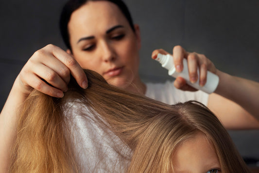 Mädchen-glänzende-weiche-Haare-Haarspülung-Kosmetikmarke-für-Kinder-pflegend-sanft-natürlich-fröhlich.