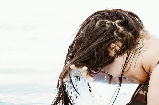 Mädchen-lange-gesunde-Haare-Kindershampoo-Kosmetik-für-Kinder-sanft-pflegend-glänzend-natürlich.