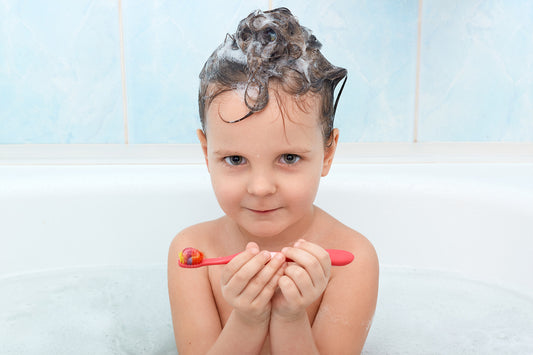 Mädchen-lange-gesunde-Haare-Kindershampoo-Kosmetikmarke-Kinderfreundlich-glänzend-weich-natürlich-fröhlich.