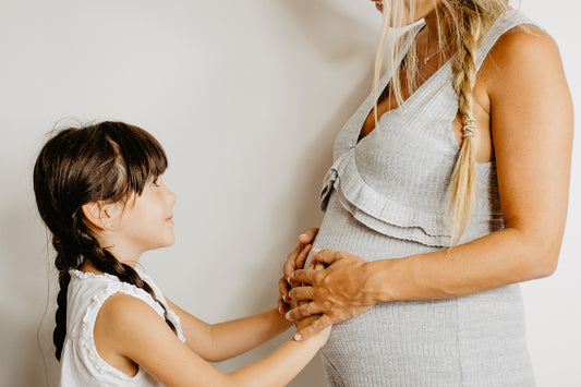 Schwangere-Mutter-Kosmetik-Kosmetikmarke-für-Kinder-natürlich-sanft-pflegend-familienfreundlich-glücklich.