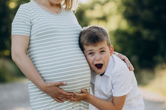 Schwangere-Mutter-mit-Geschenk-Kinder-Haarkosmetik-sicher-unbedenklich-nicht-verklebt