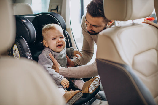 kindersitz-spielen-autofahren-autofahrt-anschnallen-lange-autobahn-kuckeln-schlafen