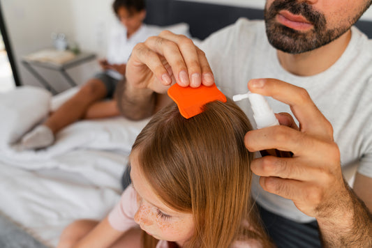 Behandlung bei Läusen bei Kindern - Lösung und Hausmittel