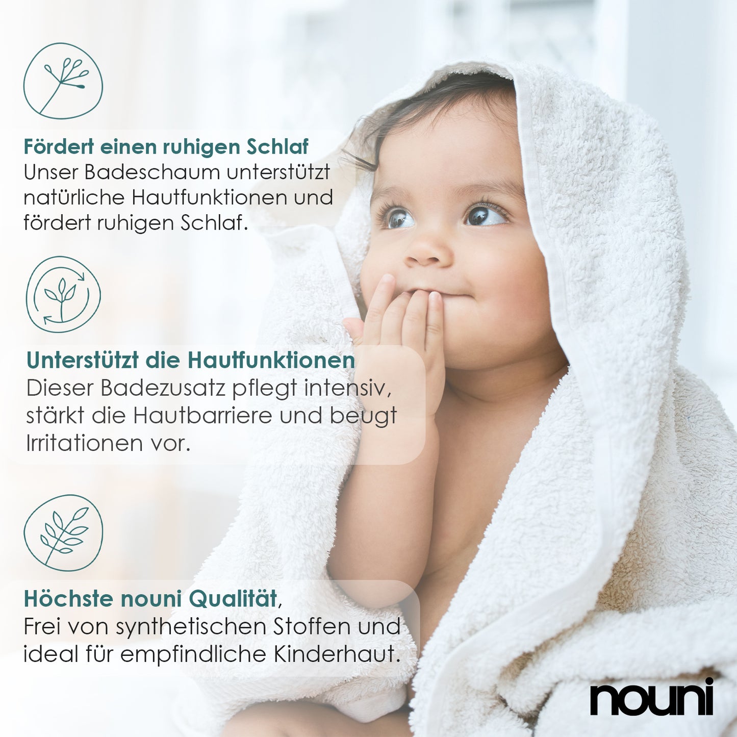 Baby mit Handtuch nach der Badewanne